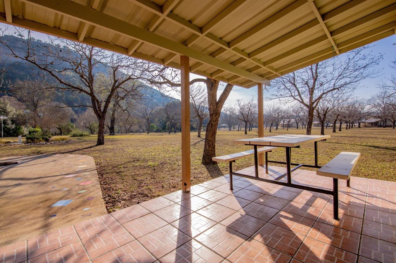 Seven Bluff Cabins Concan Zewnętrze zdjęcie